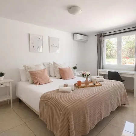 Family Pool Sea Views & Walk To Villa