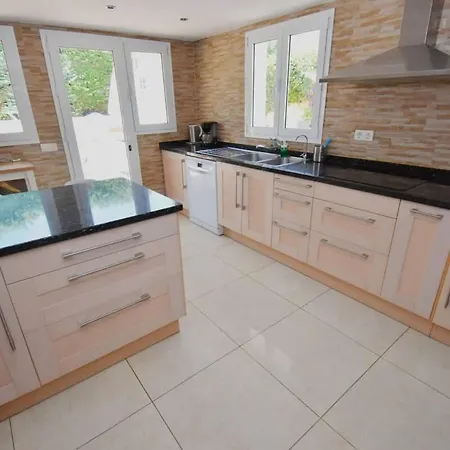 Family Pool Sea Views & Walk To