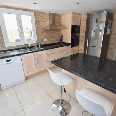 Family Pool Sea Views & Walk To Villa *